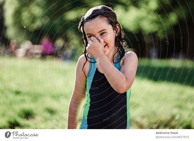 Nasses Mädchen lächelnd im Park Sommer Frau nass Wiese Natur Sportlerin Glück Gesundheit Tröpfchen positiv Rasen heiter sich[Akk] entspannen Lifestyle ruhen