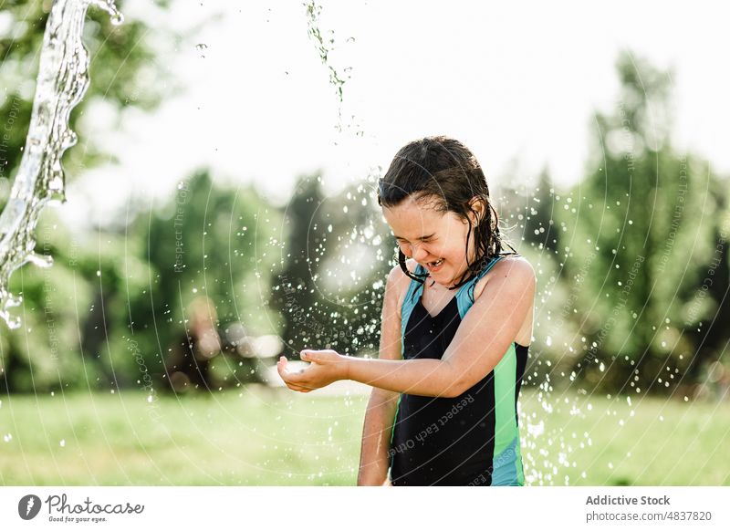 Nasses Mädchen lächelnd im Park Sommer Frau nass Wiese Natur Sportlerin Glück Gesundheit Tröpfchen positiv Rasen heiter sich[Akk] entspannen Lifestyle ruhen