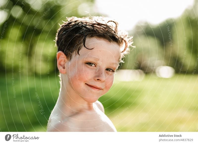 Porträt eines Jungen im Park Sommer Natur ohne Hemd sich[Akk] entspannen tagsüber Lächeln Sonne Glück charmant Sonnenlicht Urlaub ruhen Windstille jung