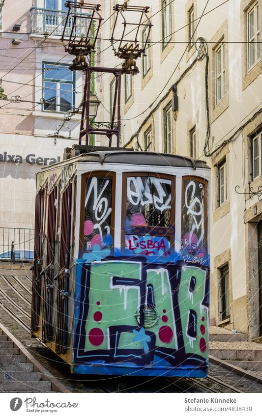 Graffiti-besprühte Standseilbahn aus dem 19. Jahrhundert Lissabon Straße Verkehr Gleise Straßenbahn Schrift Schriftzeichen Buchstaben Schmiererei Kreativität