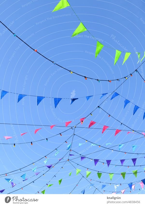 Bunte Wimpelketten vor blauem Himmel flattern Dekoration & Verzierung Feste & Feiern Fahne Girlande mehrfarbig Party Veranstaltung Straßenfest Menschenleer