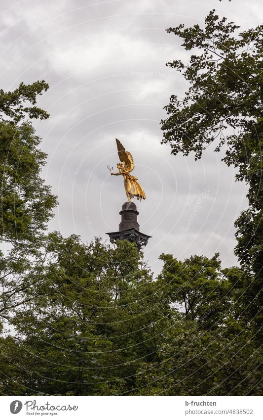 Friedensdenkmal München, Friedensengel umgeben von Bäumen Denkmal Wahrzeichen Sehenswürdigkeit Stadtzentrum historisch Tourismus Städtereise Sightseeing