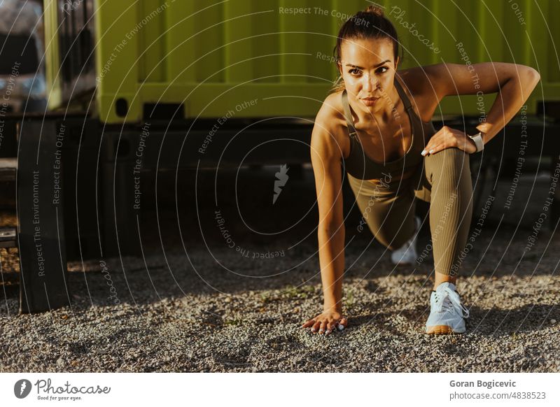 Junge Frau in Sportkleidung beim Sport in städtischer Umgebung aktiv arabisch sportlich schön Kaukasier Energie Übung passen Fitness Flexibilität Gesundheit