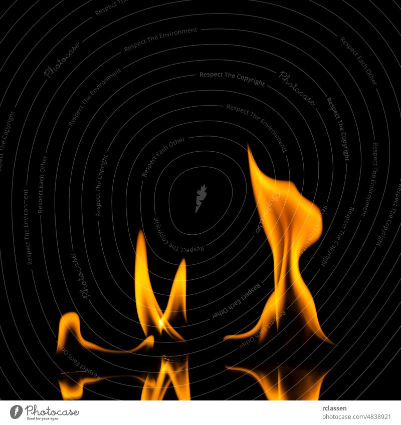 Feuerflammen auf schwarzem Hintergrund abstrakt Brandstiftung Asche Barbecue Freudenfeuer Marke Brandwunde Lagerfeuer Camping Koch Gefahr dunkel Teufel essen