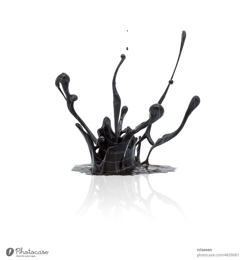 schwarze Farbe spritzt isoliert auf weiß abstrakt Bewegung fließend liquide Kreativität Kunst Malerei platschen Klang Sprühen Tusche Tropf winken Blob dienen