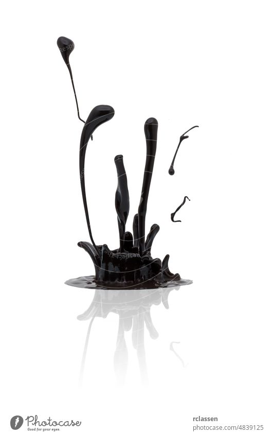 Schwarzes Öl spritzt auf Weiß abstrakt Bewegung fließend liquide Kreativität Kunst Malerei platschen Farbe Klang Sprühen Tusche Tropf winken Blob dienen