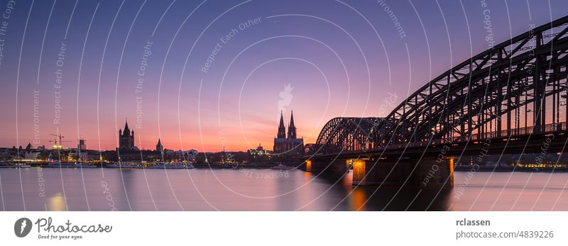 panoramablick auf die kölner skyline bei sonnenuntergang Köln Großstadt Kölner Dom Altstadt Kathedrale Sonnenuntergang Rhein Hohenzollern Deutschland dom Fluss