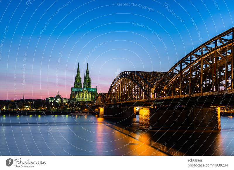 Kölner Dom und Hohenzollernbrücke bei Sonnenuntergang Großstadt Altstadt Kathedrale Rhein Deutschland dom Fluss Karneval kölsch Kirche Brücke Europa