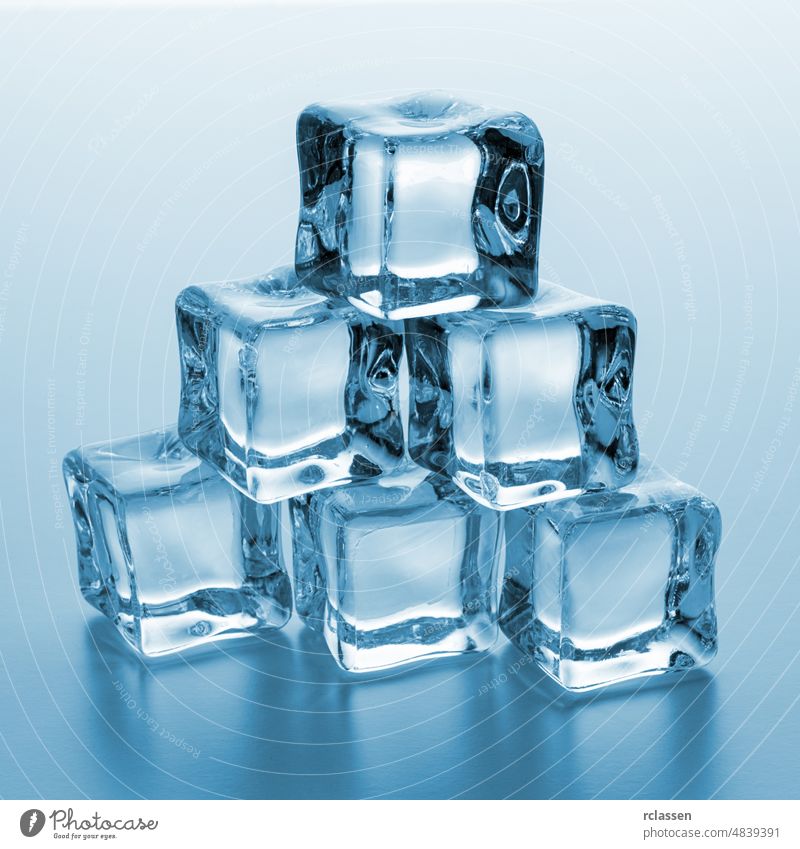 Eiswürfelturm gefroren frieren kalt cool Würfel durchsichtig trinken Frost Reinheit eisbedeckt Cocktail liquide übersichtlich kristallklar Turm Haufen
