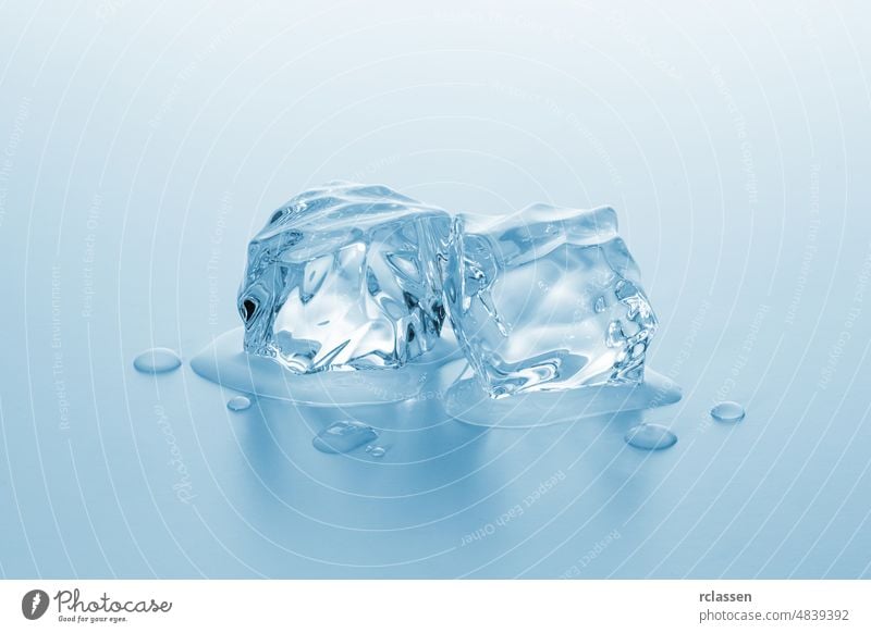 schmelzendes Eisgestein gefroren Eiswürfel frieren kalt cool Würfel durchsichtig trinken Frost Reinheit eisbedeckt Cocktail liquide übersichtlich kristallklar