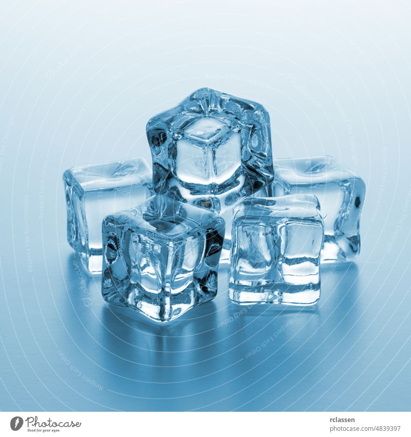einen Haufen kristallklare Eiswürfel gefroren frieren kalt cool Würfel durchsichtig trinken Frost Reinheit eisbedeckt Cocktail liquide übersichtlich Turm
