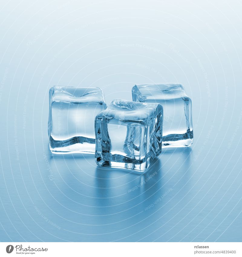 Drei klare Eiswürfel gefroren frieren kalt cool Würfel durchsichtig trinken Frost Reinheit eisbedeckt Cocktail liquide übersichtlich kristallklar
