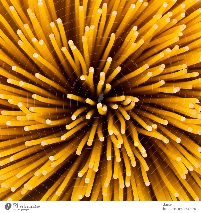 Nudeln strudeln Spaghetti Haufen essen gelb lang Diät roh Ernährung Italien Kohlenhydrate ungekocht Lebensmittel Ei Italienisch Makro Hartweizen Spätzle