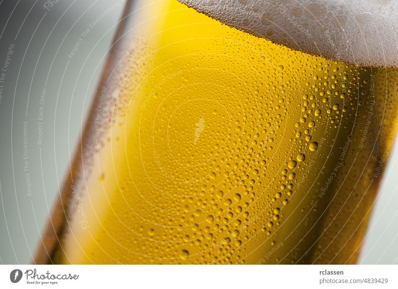 kaltes goldenes Bier mit Kondenstropfen Bierglas Alkohol betrunken erfrischend Restaurant gelb Glas Party trinken Sommer Bar Brauerei Durst Disco Gerste Malz