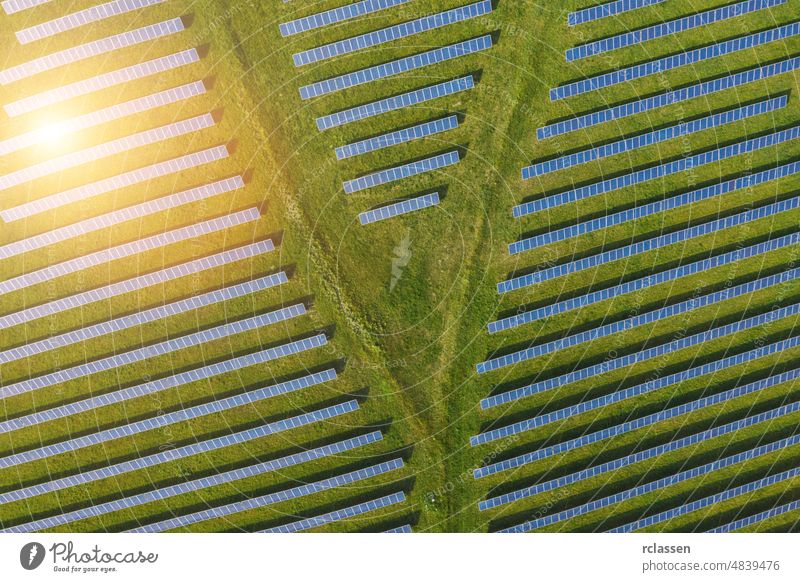 Luftaufnahme eines Solarkraftwerks. Solarparksystem von oben. Großes Fotovoltaik-Kraftwerk. Quelle für ökologische erneuerbare Energie. solar Antenne Panel