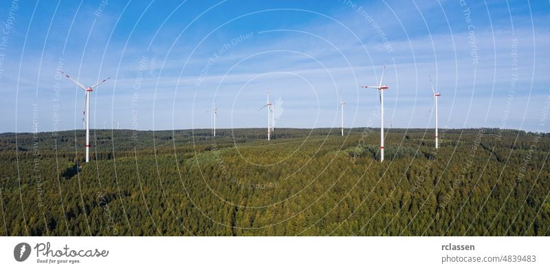 Windpark im Wald - Energieerzeugung mit sauberer und erneuerbarer Energie - Luftaufnahme Turbine Kraft Umwelt Brennstoff alternativ Dröhnen Sauberkeit