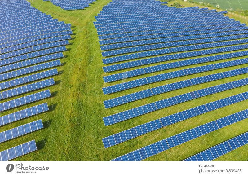 Sonnenkollektor-Farm solar Panel Bauernhof Feld Dröhnen Kraft nachhaltig umgebungsbedingt Energie Pflanze Wind Ökosystem Industrie Photovoltaik Natur Antenne