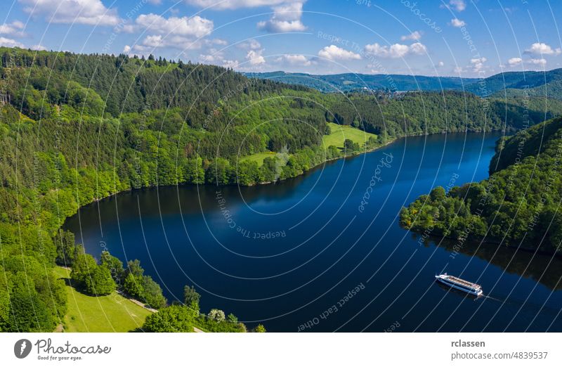 Rursee im Sommer, Eifel Deutschland Dröhnen See rursee Antenne Schiff Boot blau grün Landschaft Berge u. Gebirge Natur Fluss Himmel Tourismus reisen Ansicht