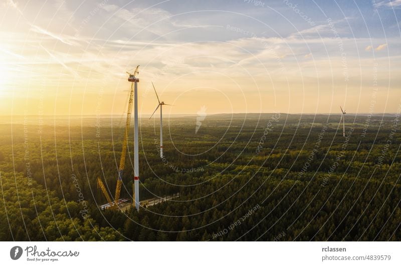 Windkraftanlagen im Wald im Bau - Energieerzeugung mit sauberer und erneuerbarer Energie - Luftaufnahme Turbine Konstruktion Kraft Umwelt Brennstoff alternativ