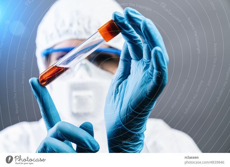 Ärztin oder Wissenschaftlerin hat roten Impfstoff gegen Covid 19 oder Coronavirus erfunden Korona Arzt Krankenhaus Virus Ebola Mundschutz Schutz Analysieren