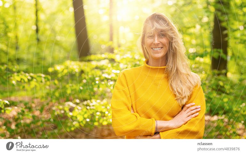 Close up Porträt der schönen Frau mit langen blonden an einem sonnigen Tag in der Natur Erwachsener attraktiv hintergrundbeleuchtet blondes Haar Influencer