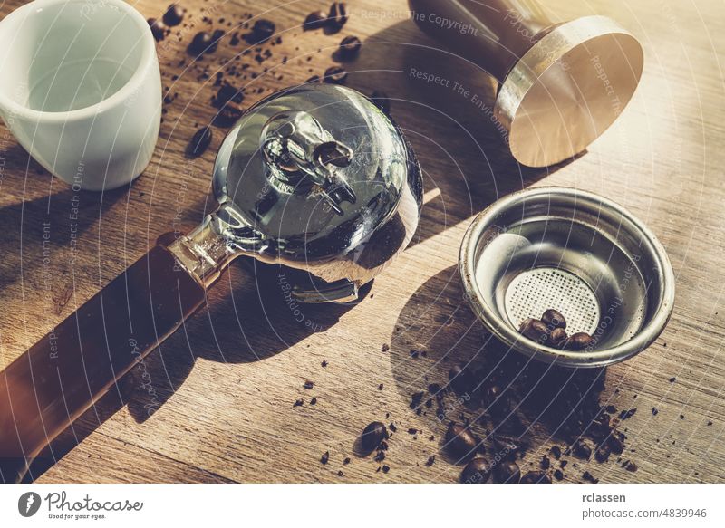 Einzelteile einer klassischen Kaffeemaschine auf einem Holztisch angeordnet Barista Espresso frisch Mann Werkzeuge Kunst Barmann Getränk Werkstatt altehrwürdig