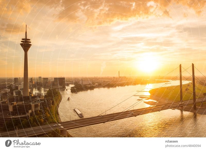 luftaufnahme von düsseldorf bei sonnenuntergang mit der rheinknie-brücke Deutschland Turm Fluss Europa Großstadt blau Rhein Sommer Panorama Architektur