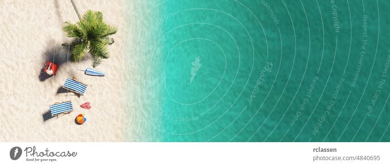 Luftaufnahme von Sandstrand und Meer und Strandkorb mit Strandball Flip-Flop-Sandalen, Regenschirm und Koffer unter einer Palme am Strand während eines Sommerurlaubs in der Karibik