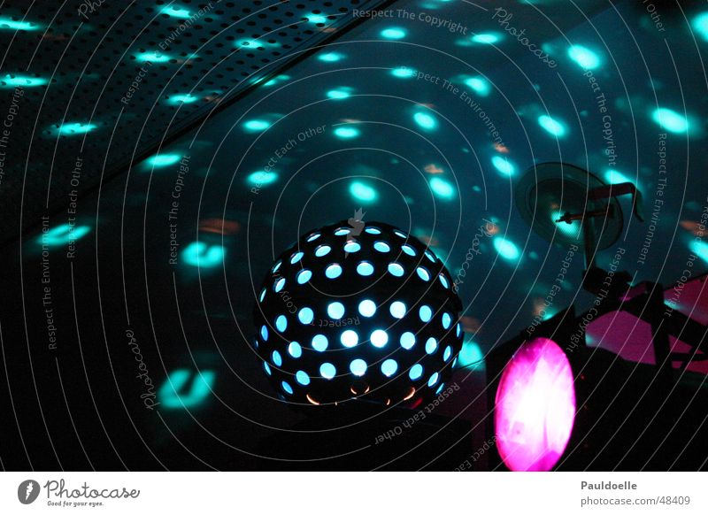 Diskokugel Disco Licht laut Freizeit & Hobby grün rosa violett rund schwarz weiß Discokugel Deckenbeleuchtung Elektrisches Gerät Elektrizität loslassen Party