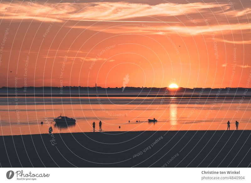 Blick von Föhr über den Strand und das Wattenmeer in den Sonnenuntergang hinter Sylt Sonnenuntergangshimmel Sonnenuntergangsstimmung Nordsee Utersum auf Föhr