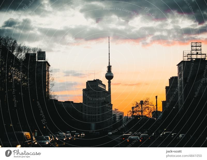 Karl-Marx-Allee - Abendrot über Berlin Berliner Fernsehturm Wahrzeichen Hauptstadt Stadtzentrum Gegenlicht Silhouette Hintergrundbild Sonnenuntergang
