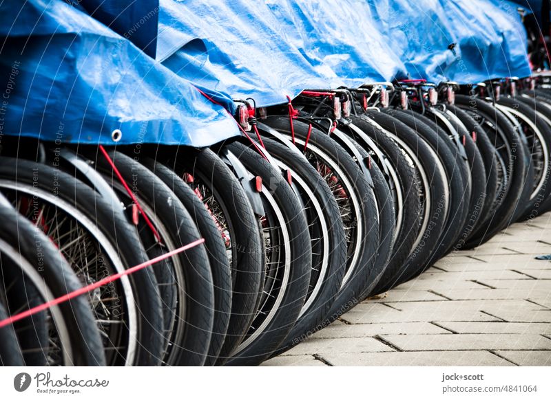 Eine Reihe von Leihfahrräder in der Winterpause Leihfahrrad Fahrrad Verkehrsmittel abgestellt aufgereiht authentisch Abdeckplane Sammlung nebeneinander viele