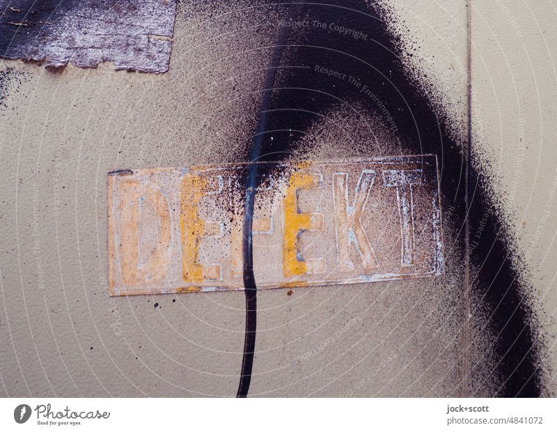 Defekt (Funktionsfehler) Wort gebrochen Deutsch Hintergrund neutral Typographie Straßenkunst Kreativität Großbuchstabe Berlin Detailaufnahme Zahn der Zeit