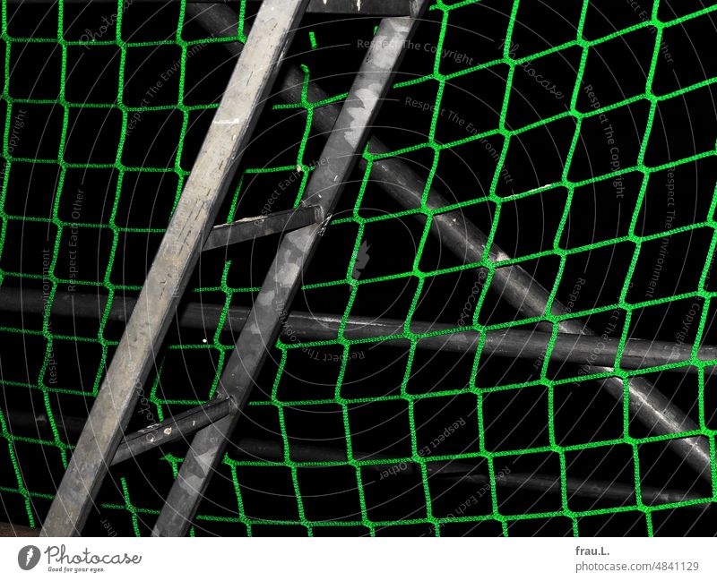Gerüst in der Nacht Sanierung Baustelle Fassade Baugerüst Schutznetz Haus Gebäude Sanieren Arbeit Leiter Metall grün Netz Aufbau