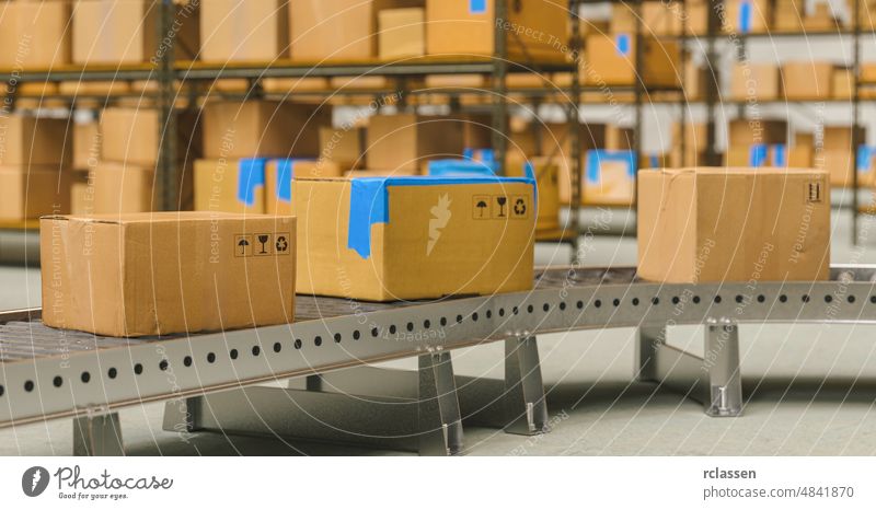 Paketzustellung, Verpackungsservice und Pakettransportsystemkonzept, Kartons auf Förderband im Lager Kasten Versand Gurt Fabrik Export Rudel Produkt Kollo