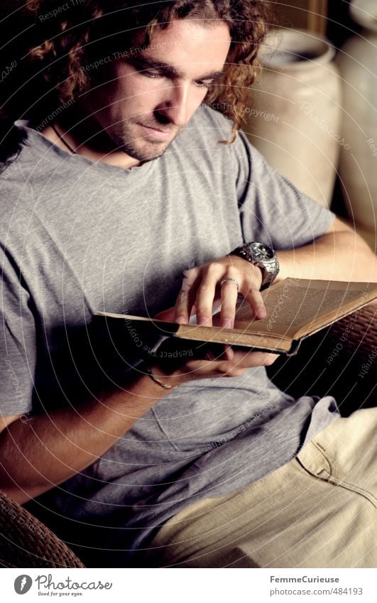 Lesezeit. Freizeit & Hobby lesen Häusliches Leben Wohnung maskulin Junger Mann Jugendliche Erwachsene 1 Mensch 18-30 Jahre Erholung gemütlich Herbst Leser
