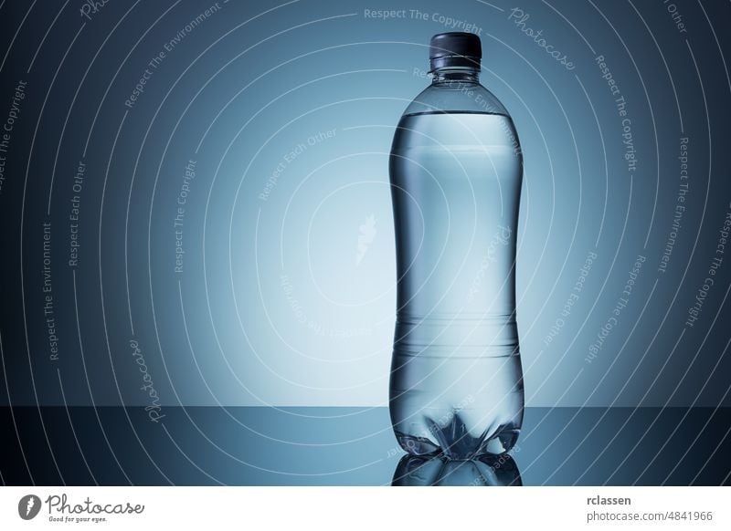 Einweg-Pfandflasche mit Wasser Trinkwasser Ernährung Mineralwasser Leitungswasser trinken Getränk Durst blau frisch Gesundheit Süßwasser kalt Natur Reinheit
