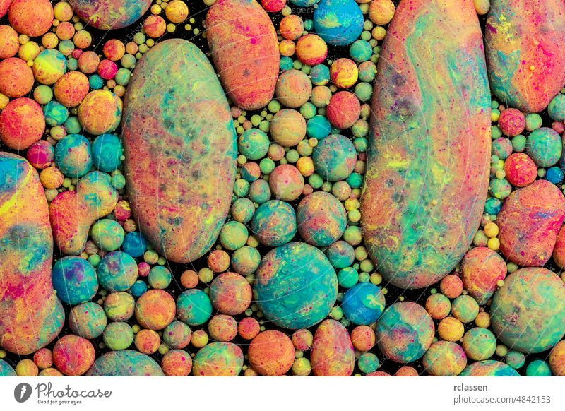 Abstrakter Hintergrund, grüne und orangefarbene Öltröpfchen abstrakt Erdöl Farbe Tusche Acryl Regenbogen kreativ Kunst farbenfroh Design Schönheit mischen