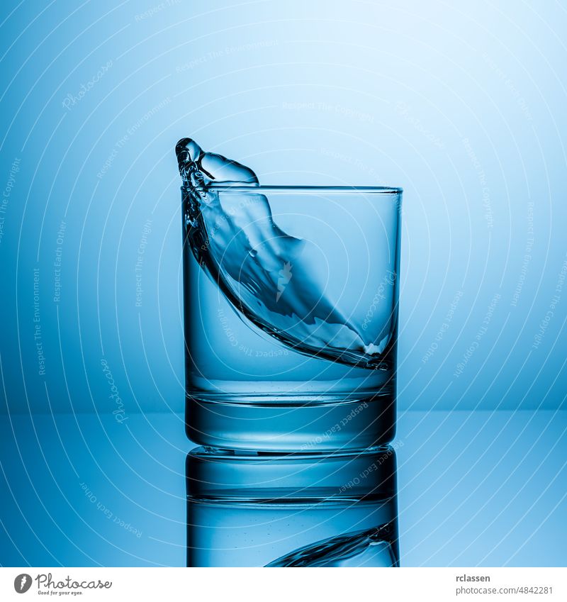Spritzen von Wasser im Glas Trinkwasser Ernährung Mineralwasser Leitungswasser trinken Getränk Durst blau frisch Gesundheit Süßwasser kalt Natur Reinheit