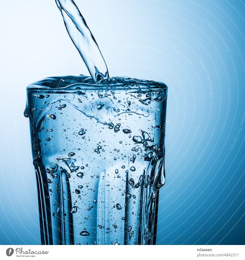 überlaufendes Wasserglas Trinkwasser Ernährung Mineralwasser Glas Leitungswasser trinken Getränk Durst blau frisch Gesundheit Süßwasser kalt Natur Reinheit