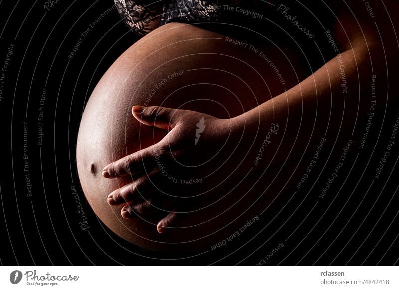 Schwangere Frau streichelt ihren Bauch Baby schwanger Bauchnabel Schwangerschaft Eltern Konzeption Familie ms Fötus Geburt Gesundheitswesen Haut liebevoll Sex