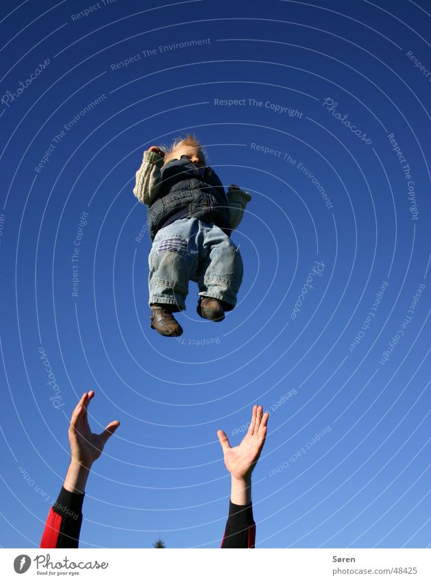 Kind zu verschenken Baby Hand fangen Vertrauen werfen Himmel fliegen