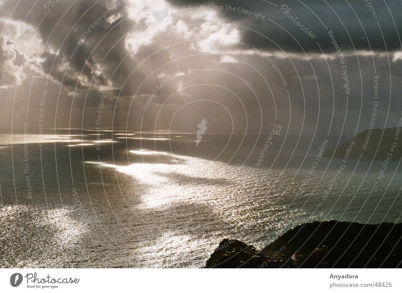Regnerischer Tag am Mittelmeer Meer Vogelperspektive Wolken Landzunge Stimmung dunkel Italien Ligurien See Trauer Sonne Regen Abend Wasser Himmel Traurigkeit