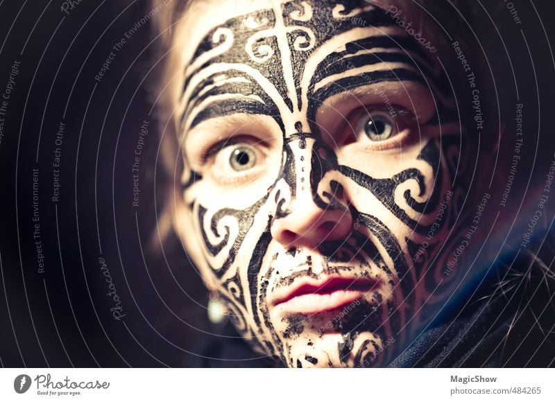 Maorimädchen feminin Auge 1 Mensch Euphorie bemalt Schminke Blick Schwache Tiefenschärfe herzbewegend Gesicht Frau Kunst Indianer Gesichtsbemalung Rausch