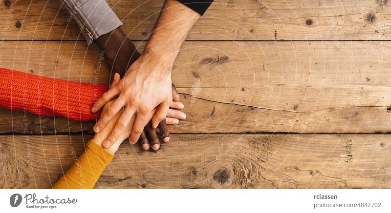 Menschliche Hände, die sich aneinander festhalten, mit Platz für Ihren individuellen Text. Team Führung Vereinigung Gemeinschaft Solidarität Unternehmen Familie