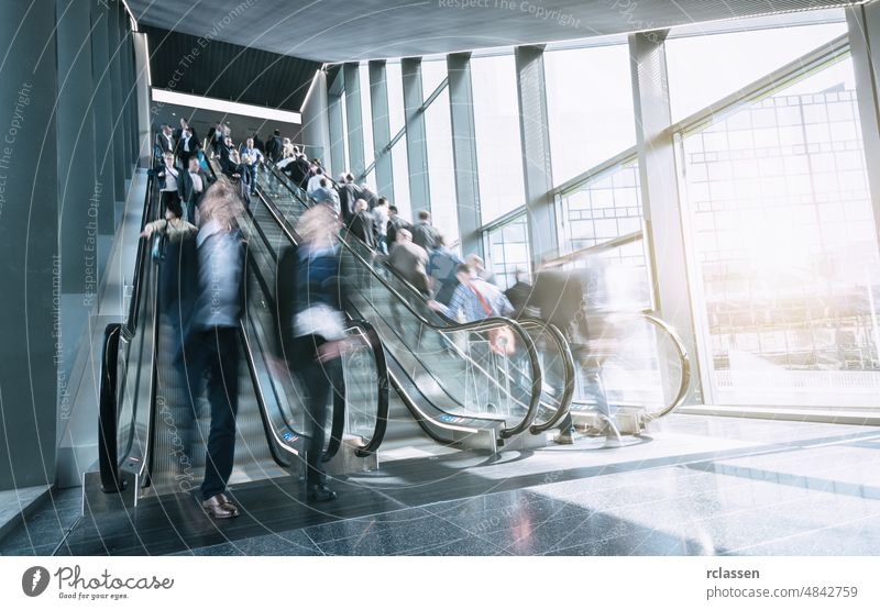 verschwommene Menschen an Treppenaufgängen Europäer Ausstellung international abstrakt Flughafen Architektur Unschärfe Business Geschäftsmann Köln Pendler