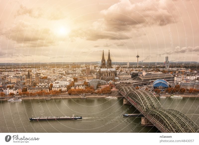 Luftaufnahme von Köln im Herbst Großstadt Kölner Dom Altstadt Kathedrale Rhein Hohenzollern Deutschland dom Fluss Karneval Architektur Gebäude Kirche Brücke