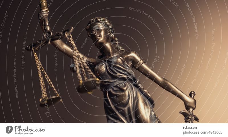 Statue der Frau Justiz "Justitia" Ermahnung Rechtsanwalt Gleichgewicht blind Buch Bücherregal Bronze Business Konzept Gericht Gerichtsgebäude Gerichtssaal