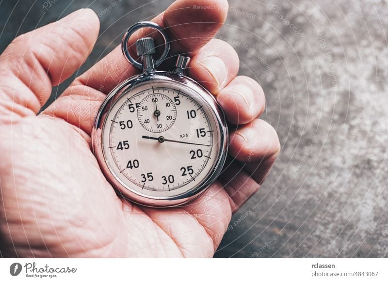 Chronometer in der Hand Stoppuhr alt Beteiligung Uhr Tasche Nahaufnahme stoppen altehrwürdig zuschauen Pfeil Hintergrund Chrom klassisch Countdown