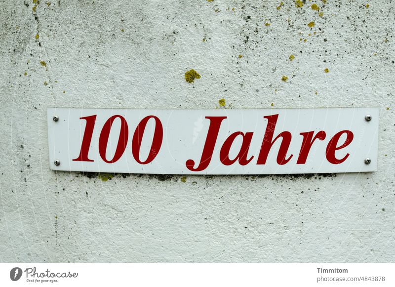 100 Jahre Schild Hinweis Zahl Buchstaben rot Schilder & Markierungen Sockel Beton Hinweisschild Mitteilung Menschenleer